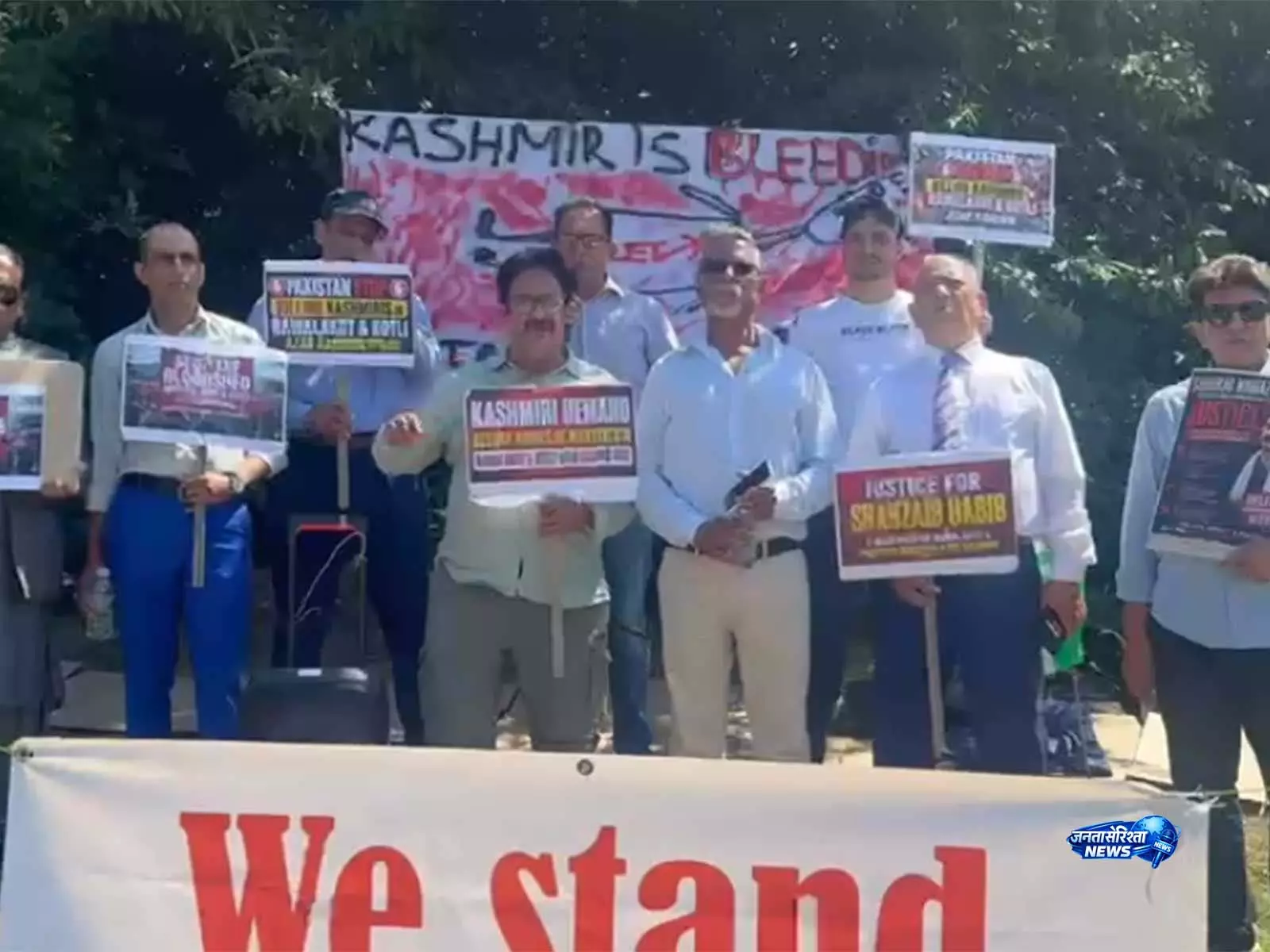 Bradford में कश्मीरी प्रवासियों का प्रदर्शन पांचवें दिन जारी, पाकिस्तानी बलों पर दमन के आरोप Bradford में कश्मीरी प्रवासियों का प्रदर्शन पांचवें दिन जारी, पाकिस्तानी बलों पर दमन के आरोप