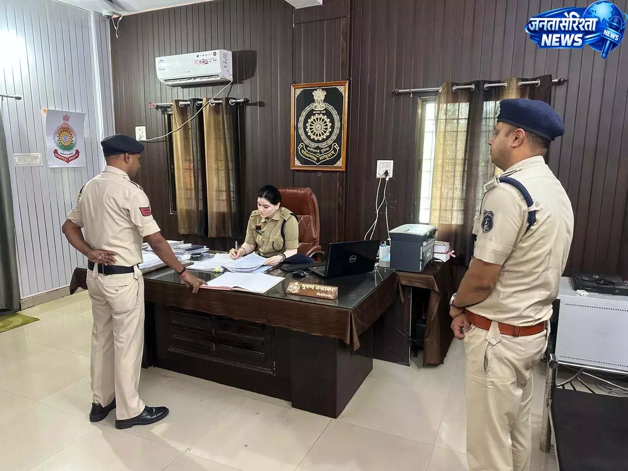 राजनांदगांव में SP अंकिता शर्मा का डोंगरगढ़ थाना निरीक्षण राजनांदगांव में SP अंकिता शर्मा का डोंगरगढ़ थाना निरीक्षण