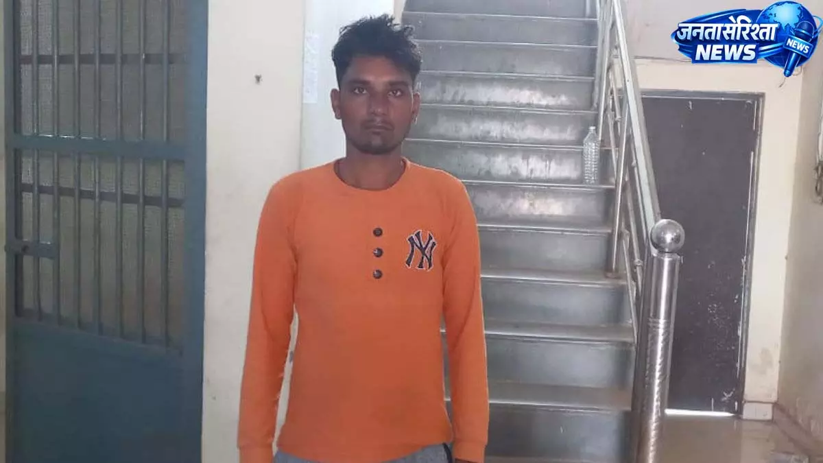 फरसा लहराकर दहशत फैलाने वाला युवक गिरफ्तार, आर्म्स एक्ट में कार्रवाई फरसा लहराकर दहशत फैलाने वाला युवक गिरफ्तार, आर्म्स एक्ट में कार्रवाई