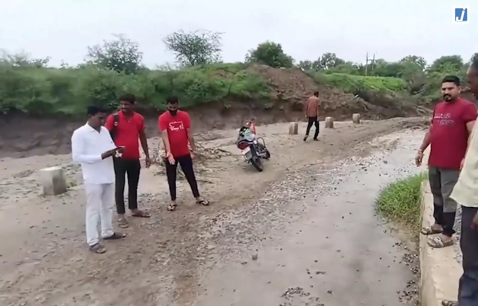 पहली बारिश में बहा करोड़ों का स्टॉप डैम-कम-ब्रिज पहली बारिश में बहा करोड़ों का स्टॉप डैम-कम-ब्रिज