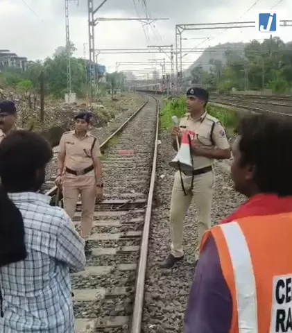 मुंबई: सिग्नल, यार्ड और कार शेड से ट्रेन में न चढ़ें यात्री, सेंट्रल रेलवे ने दी चेतावनी मुंबई: सिग्नल, यार्ड और कार शेड से ट्रेन में न चढ़ें यात्री, सेंट्रल रेलवे ने दी चेतावनी