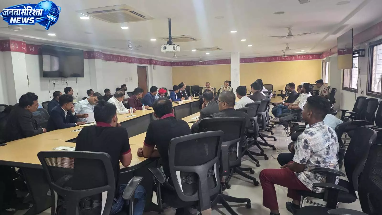 रायपुर में पब, होटल और बार संचालकों की पुलिस ने ली बैठक रायपुर में पब, होटल और बार संचालकों की पुलिस ने ली बैठक