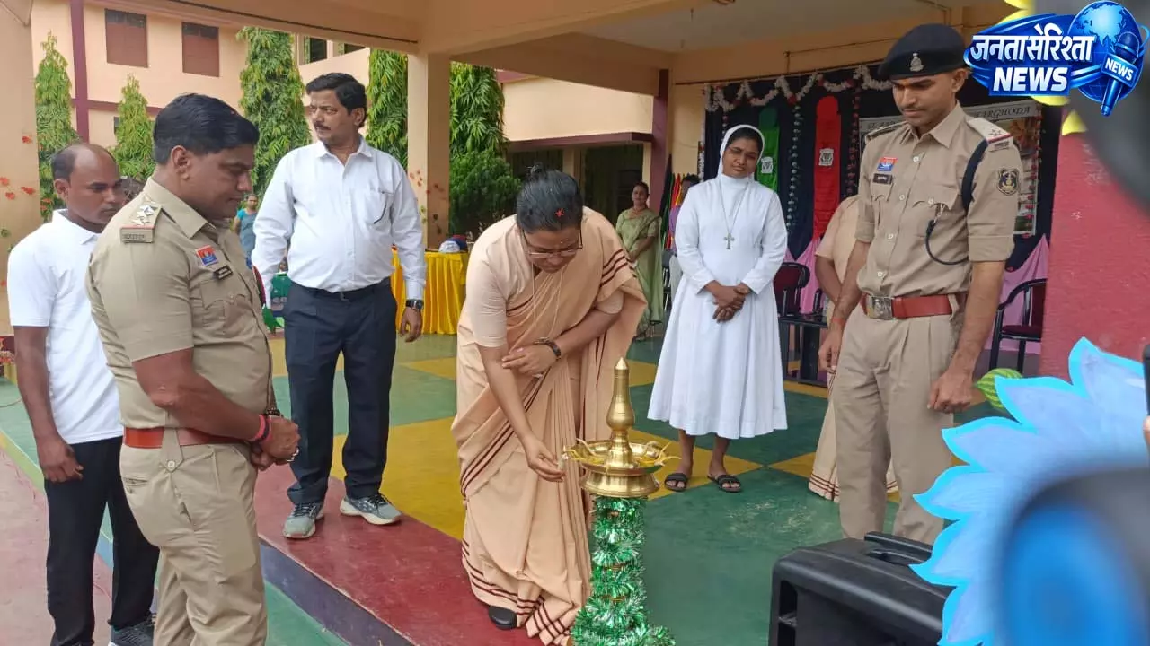 रायगढ़ में छात्र नेतृत्व मंच से थाना प्रभारी ने दिया कानून और साइबर सुरक्षा का संदेश रायगढ़ में छात्र नेतृत्व मंच से थाना प्रभारी ने दिया कानून और साइबर सुरक्षा का संदेश