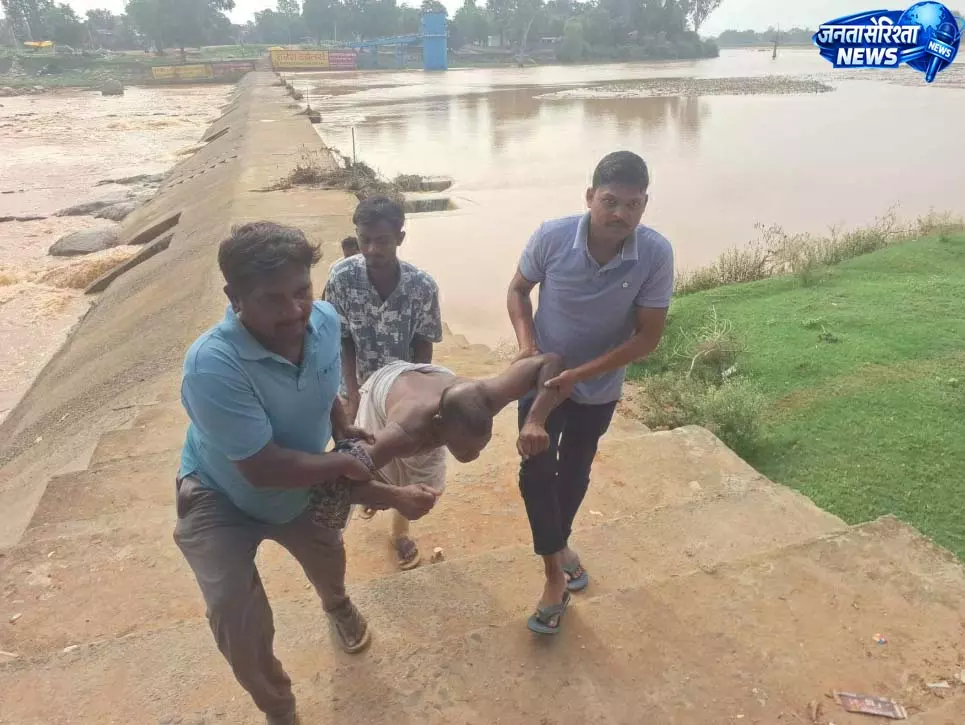 एनीकट में नहाने उतरा युवक डूबने लगा, मोहन दादा ने बचाई जान एनीकट में नहाने उतरा युवक डूबने लगा, मोहन दादा ने बचाई जान