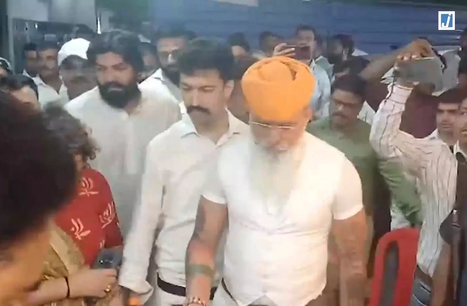 करणी सेना के युवा अध्यक्ष हिमांशु सिंह को श्रद्धांजलि, डॉ. राज शेखावत ने परिजनों से की मुलाकात करणी सेना के युवा अध्यक्ष हिमांशु सिंह को श्रद्धांजलि, डॉ. राज शेखावत ने परिजनों से की मुलाकात