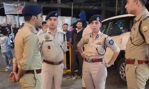 Dharamshala: कांगड़ा में सुरक्षा व्यवस्था परखी, डीआईजी और एसपी ने किया औचक निरीक्षण Dharamshala: कांगड़ा में सुरक्षा व्यवस्था परखी, डीआईजी और एसपी ने किया औचक निरीक्षण