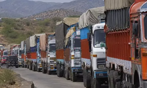 Jaipur: वीएलटीडी के खिलाफ ट्रांसपोर्टरों का चक्का जाम, जयपुर में आपूर्ति पर असर संभव Jaipur: वीएलटीडी के खिलाफ ट्रांसपोर्टरों का चक्का जाम, जयपुर में आपूर्ति पर असर संभव