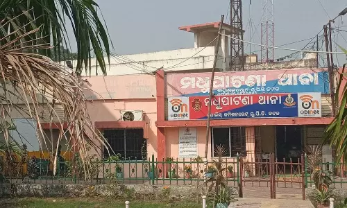 Cuttack : महिला सोना कारोबारी से हथियारबंद बदमाशों ने की लूट, 36 लाख लेकर फरार Cuttack : महिला सोना कारोबारी से हथियारबंद बदमाशों ने की लूट, 36 लाख लेकर फरार