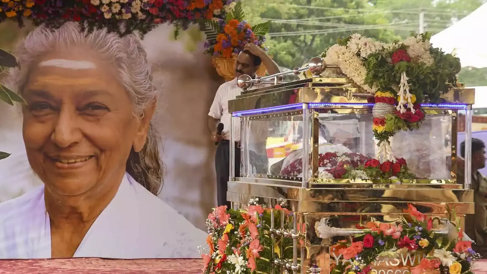 स्वर कोकिला एस. जानकी को राजकीय सम्मान के साथ अंतिम विदाई, प्रशंसकों ने दी श्रद्धांजलि