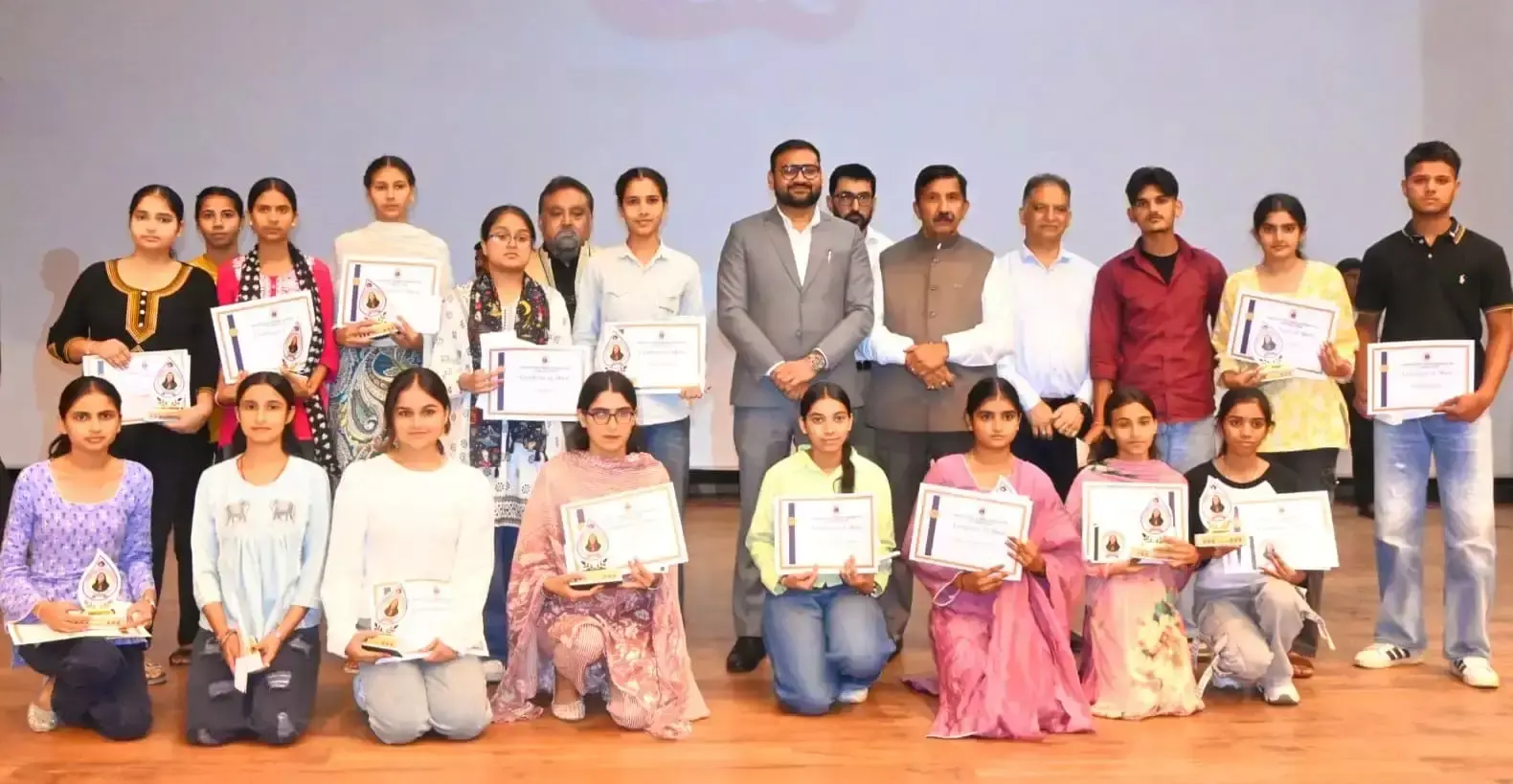 Una: हरोली में 200 स्टूडेंट्स को मिला एक्सीलेंस अवॉर्ड, डिप्टी सीएम ने किया सम्मान