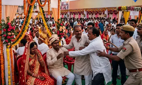 दूल्हा नहीं पहुंचा मंडप, पड़ोसी युवक के साथ बैठी दुल्हन, कौशांबी में बवाल दूल्हा नहीं पहुंचा मंडप, पड़ोसी युवक के साथ बैठी दुल्हन, कौशांबी में बवाल