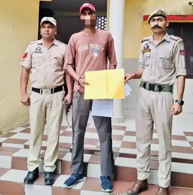 Kathua: नशा तस्कर साजिद हुसैन पर शिकंजा, पीआईटी-एनडीपीएस एक्ट में गिरफ्तार Kathua: नशा तस्कर साजिद हुसैन पर शिकंजा, पीआईटी-एनडीपीएस एक्ट में गिरफ्तार