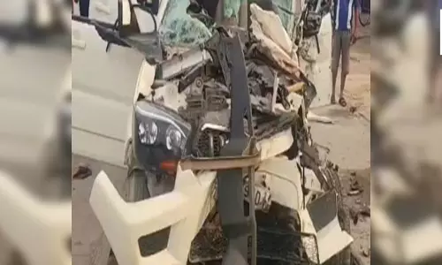 खड़े ट्रक से टकराई स्कॉर्पियो, दो बच्चों समेत तीन की मौत