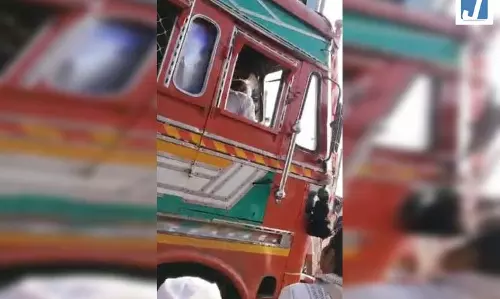 ट्रक ने कई महिलाओं को मारी टक्कर, तीन की मौके पर मौत ट्रक ने कई महिलाओं को मारी टक्कर, तीन की मौके पर मौत