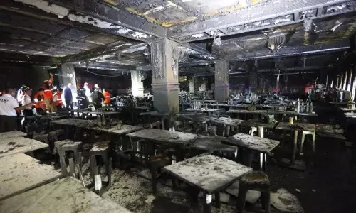 बैंकॉक के पब में लगी भीषण आग में 27 लोगों की मौत, दर्जनों घायल बैंकॉक के पब में लगी भीषण आग में 27 लोगों की मौत, दर्जनों घायल