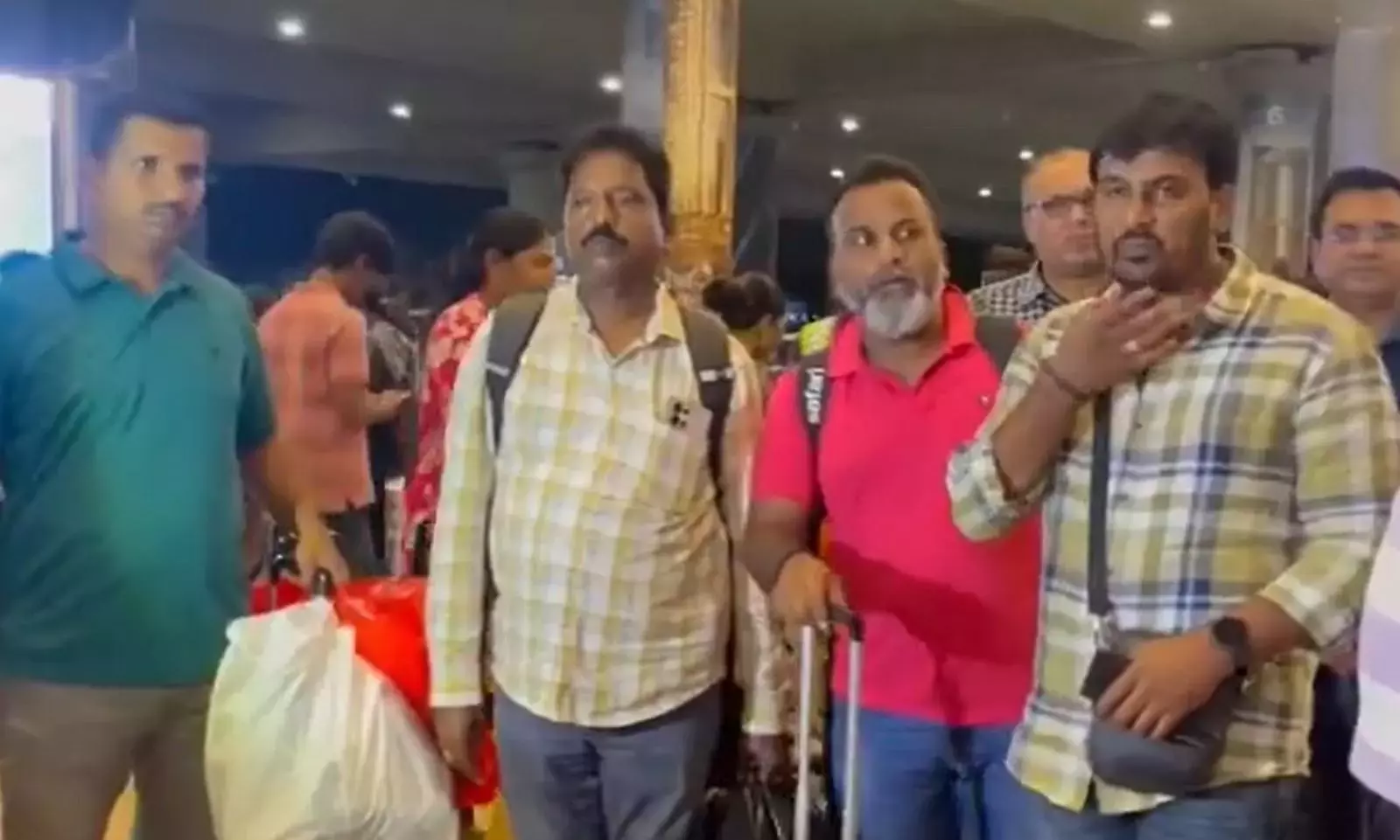 Telangana: वियतनाम नाव त्रासदी में बचे आंध्र प्रदेश के लोग सुरक्षित रूप से हैदराबाद पहुंचे Telangana: वियतनाम नाव त्रासदी में बचे आंध्र प्रदेश के लोग सुरक्षित रूप से हैदराबाद पहुंचे