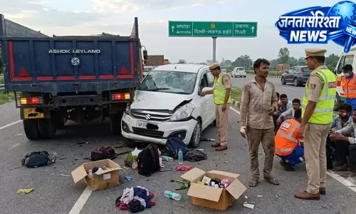 हाईवे पर हादसा, कार-ट्रक टक्कर में 11 घायल हाईवे पर हादसा, कार-ट्रक टक्कर में 11 घायल