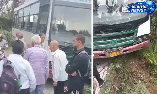 हिमाचल में बड़ा हादसा टला, सड़क धंसने से हवा में लटकी HRTC बस हिमाचल में बड़ा हादसा टला, सड़क धंसने से हवा में लटकी HRTC बस
