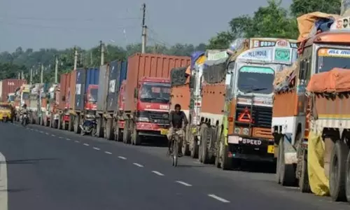 Jaipur: ट्रांसपोर्टरों की हड़ताल से प्रभावित हुआ माल परिवहन, सरकार से मांगें जारी Jaipur: ट्रांसपोर्टरों की हड़ताल से प्रभावित हुआ माल परिवहन, सरकार से मांगें जारी