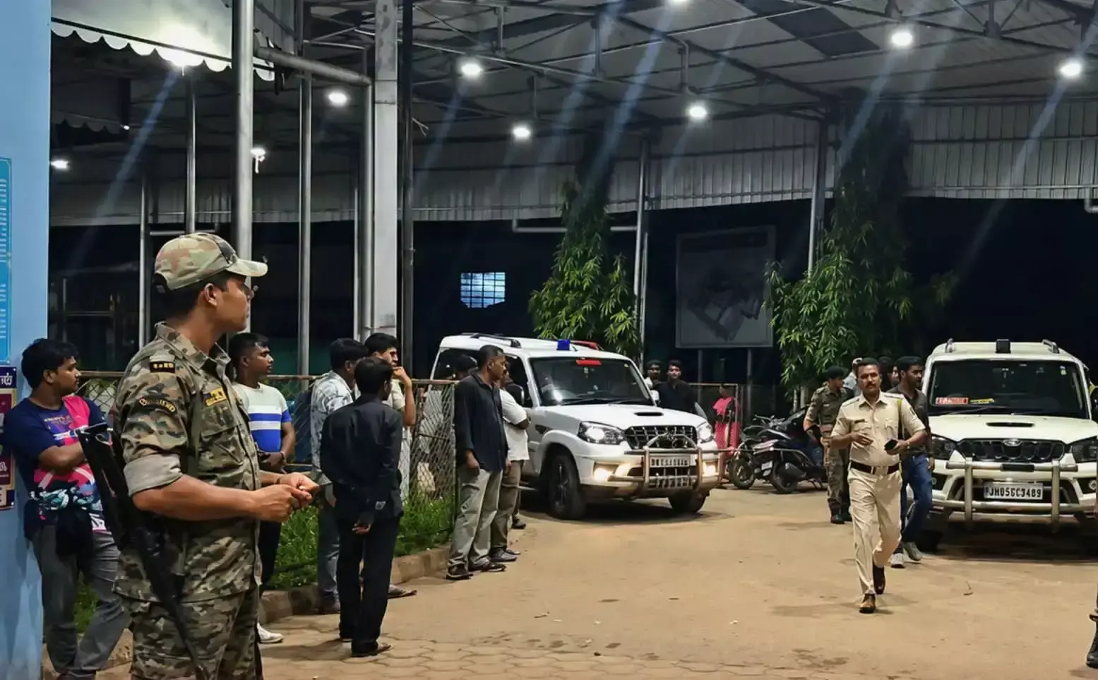 Jhargram: झाड़ग्राम गोलीकांड में दो मजदूर घायल, हमलावरों की तलाश जारी Jhargram: झाड़ग्राम गोलीकांड में दो मजदूर घायल, हमलावरों की तलाश जारी