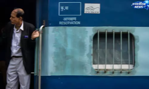 खाली सीटों की अवैध बिक्री पर HC सख्त, रेलवे को चेतावनी खाली सीटों की अवैध बिक्री पर HC सख्त, रेलवे को चेतावनी