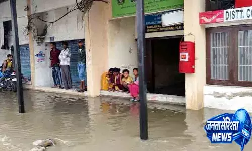 Himachal के ऊना में भारी बारिश से बाढ़, पेड़ उखड़े Himachal के ऊना में भारी बारिश से बाढ़, पेड़ उखड़े
