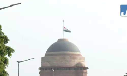 भारत में कतर के पूर्व अमीर खलीफा अल थानी के निधन पर शोक, नई दिल्ली, केरल और मुंबई में आधा झुका तिरंगा भारत में कतर के पूर्व अमीर खलीफा अल थानी के निधन पर शोक, नई दिल्ली, केरल और मुंबई में आधा झुका तिरंगा