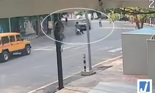तेज रफ्तार कार ने स्कूटी सवार छात्र को मारी टक्कर, 10 फीट हवा में उछलकर नीचे गिरा, CCTV आया तेज रफ्तार कार ने स्कूटी सवार छात्र को मारी टक्कर, 10 फीट हवा में उछलकर नीचे गिरा, CCTV आया