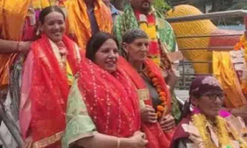 अंतरराष्ट्रीय पदार्पण के बाद Manali में जश्न अंतरराष्ट्रीय पदार्पण के बाद Manali में जश्न