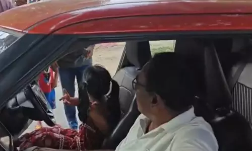 Hyderabad में नाबालिग पोती को कार चलाने देने पर पुलिस अधिकारी पर मामला दर्ज Hyderabad में नाबालिग पोती को कार चलाने देने पर पुलिस अधिकारी पर मामला दर्ज