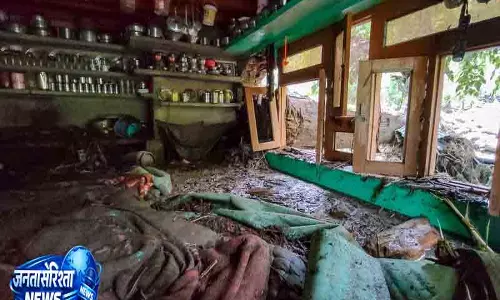 भारी बारिश से Pahalgam में बाढ़; होटल, घर जलमग्न भारी बारिश से Pahalgam में बाढ़; होटल, घर जलमग्न