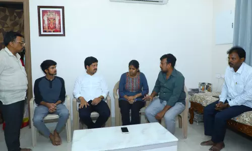 Andhra के मंत्री ने वियतनाम नाव हादसे में मारी गई महिला के परिवार को सांत्वना दी Andhra के मंत्री ने वियतनाम नाव हादसे में मारी गई महिला के परिवार को सांत्वना दी