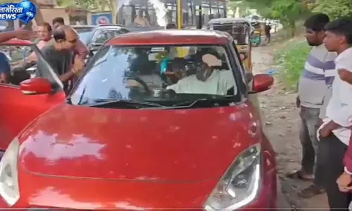 हैदराबाद में नाबालिग पोती को कार चलाने देने पर SI के खिलाफ केस दर्ज हैदराबाद में नाबालिग पोती को कार चलाने देने पर SI के खिलाफ केस दर्ज
