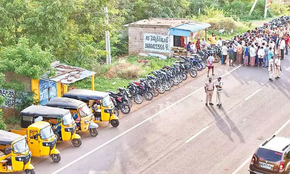 Andhra: पुलिस मेगा विजिबल पुलिसिंग और राजमार्ग निगरानी करती है Andhra: पुलिस मेगा विजिबल पुलिसिंग और राजमार्ग निगरानी करती है
