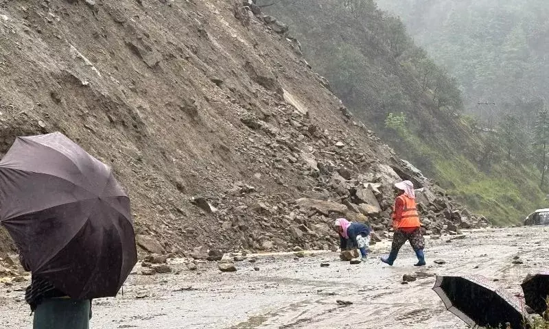 Arunachal: भारी बारिश से वेस्ट कामेंग में फिर से लैंडस्लाइड, सड़क संपर्क प्रभावित Arunachal: भारी बारिश से वेस्ट कामेंग में फिर से लैंडस्लाइड, सड़क संपर्क प्रभावित