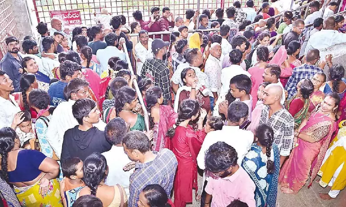 Andhra: दुर्गा मंदिर में श्रद्धालुओं की भारी भीड़ Andhra: दुर्गा मंदिर में श्रद्धालुओं की भारी भीड़