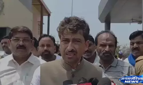 Congress सांसदों को मेरठ में रोका, SSP कार्रवाई और न्याय की मांग तेज Congress सांसदों को मेरठ में रोका, SSP कार्रवाई और न्याय की मांग तेज