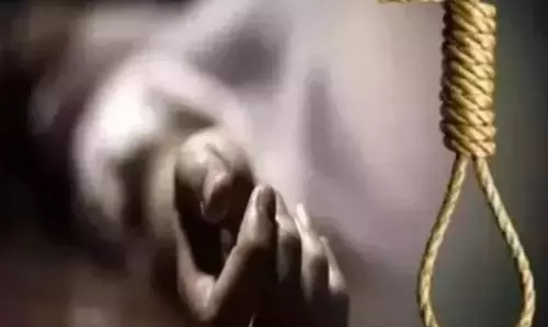 नगरा में मजार के पास पेड़ से लटका मिला युवती का शव, पुलिस जांच में जुटी