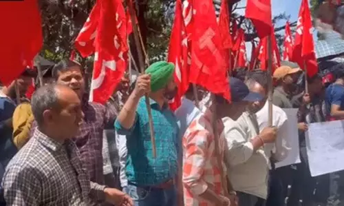 Shimla: नगर निगम के खिलाफ तहबाजारियों का हल्ला बोल, शिमला में प्रदर्शन