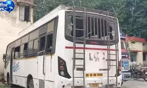 नशे में धुत बस चालक ने दुकानों में घुसाई बस, बाराती उतरे तो टला बड़ा हादसा नशे में धुत बस चालक ने दुकानों में घुसाई बस, बाराती उतरे तो टला बड़ा हादसा