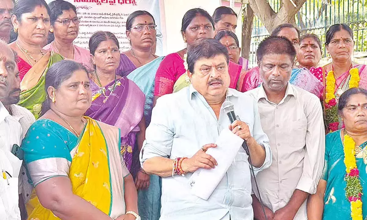 Andhra: टीजी बीजेपी ने मध्याह्न भोजन कर्मियों को अधर में छोड़ने के लिए सरकार पर हमला बोला Andhra: टीजी बीजेपी ने मध्याह्न भोजन कर्मियों को अधर में छोड़ने के लिए सरकार पर हमला बोला