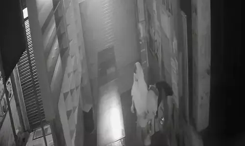 Meerut में बेखौफ चोरों ने मोबाइल शोरूम को बनाया निशाना Meerut में बेखौफ चोरों ने मोबाइल शोरूम को बनाया निशाना
