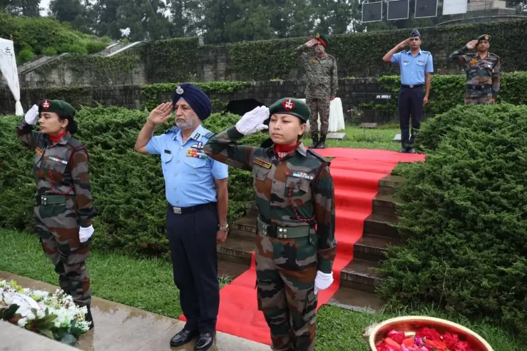 एयर मार्शल वालिया ने युद्ध कब्रिस्तान में श्रद्धांजलि दी एयर मार्शल वालिया ने युद्ध कब्रिस्तान में श्रद्धांजलि दी