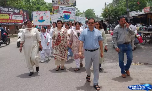 Muzaffarnagar में शुरू हुआ जनसंख्या स्थिरता अभियान, स्वास्थ्य कर्मियों ने किया जागरूक Muzaffarnagar में शुरू हुआ जनसंख्या स्थिरता अभियान, स्वास्थ्य कर्मियों ने किया जागरूक