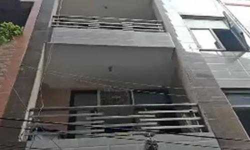 दिल्ली में सरेराह पत्नी की गोली मारकर हत्या, वारदात के बाद पुलिसकर्मी फरार दिल्ली में सरेराह पत्नी की गोली मारकर हत्या, वारदात के बाद पुलिसकर्मी फरार