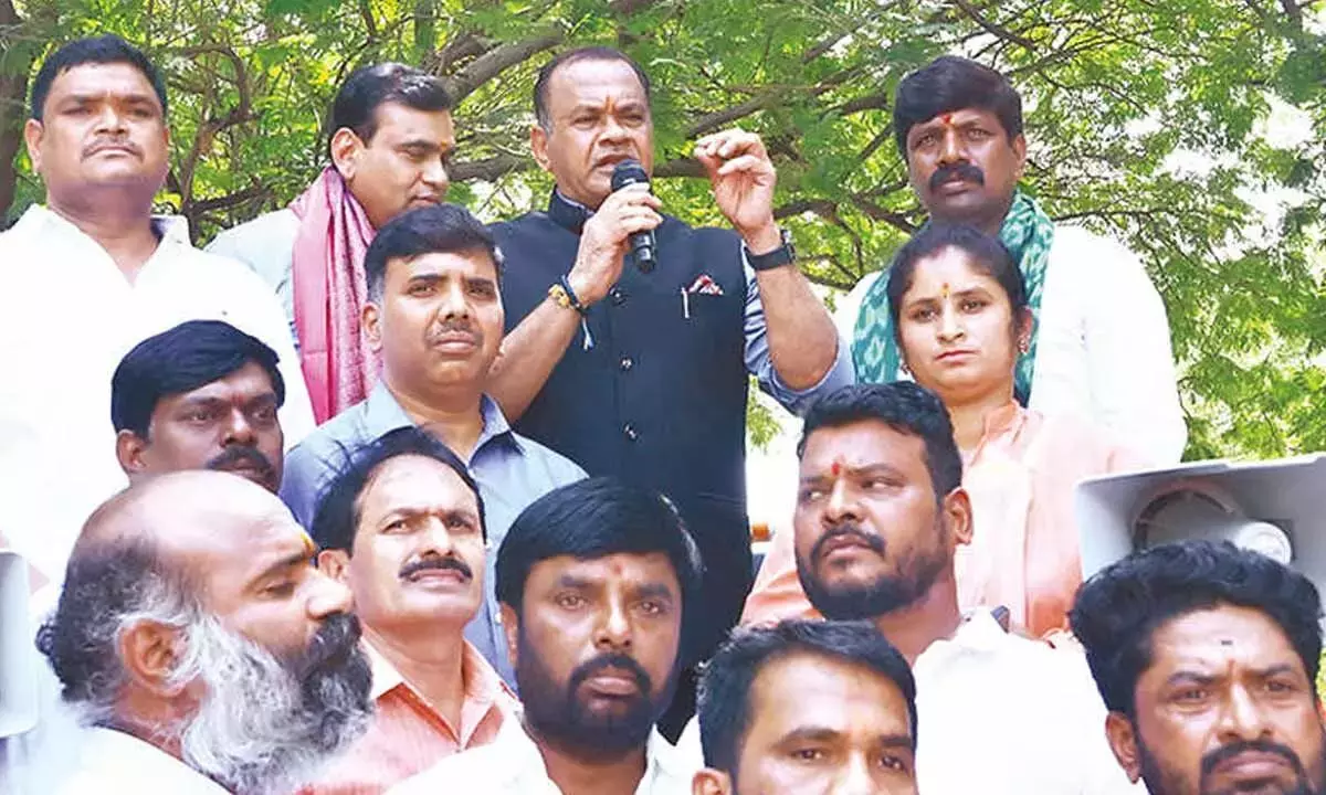 कोमाटिरेड्डी ने नारकेटपल्ली-मुनुगोडु आरओबी (RoB) की आधारशिला रखी कोमाटिरेड्डी ने नारकेटपल्ली-मुनुगोडु आरओबी (RoB) की आधारशिला रखी