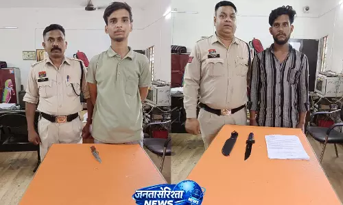 रायपुर में अवैध हथियार रखने वाले दो आरोपी गिरफ्तार रायपुर में अवैध हथियार रखने वाले दो आरोपी गिरफ्तार