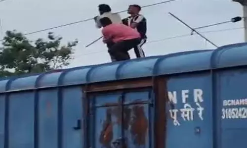 रेलवे स्टेशन पर मालगाड़ी की छत पर चढ़ा मानसिक रूप से अस्वस्थ युवक रेलवे स्टेशन पर मालगाड़ी की छत पर चढ़ा मानसिक रूप से अस्वस्थ युवक