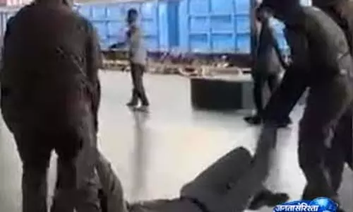 RPF विवाद पर सांसद राजकुमार चाहर नाराज, बोले- वर्दी की बदनामी मत कराओ RPF विवाद पर सांसद राजकुमार चाहर नाराज, बोले- वर्दी की बदनामी मत कराओ