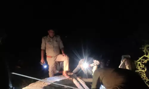 Humanity की मिसाल बनी बांदा पुलिस, रातभर चले ऑपरेशन में बचाई युवक की जान Humanity की मिसाल बनी बांदा पुलिस, रातभर चले ऑपरेशन में बचाई युवक की जान